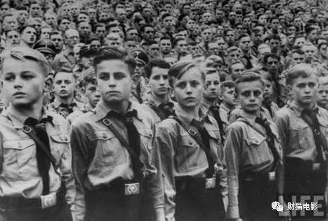 在电影中的希特勒和他的“骑士团”