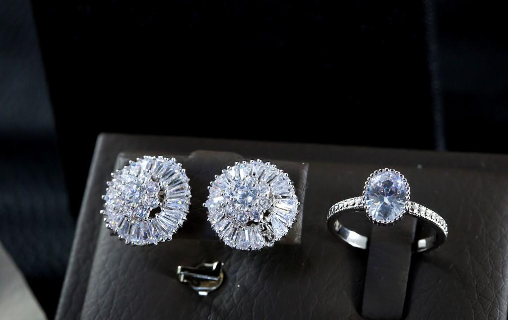 莫桑石和钻石哪个是人造钻石,人工钻石跟莫桑石哪个贵