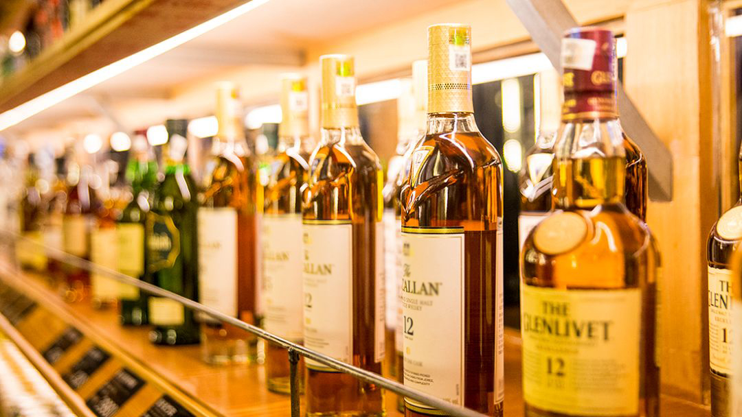 白酒红酒和啤酒哪个代谢快,啤酒红酒白酒哪种酒对胃伤害最大