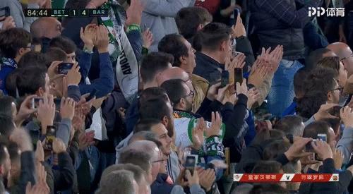 梅西进球跪地膜拜,梅西阿根廷球迷全场膜拜