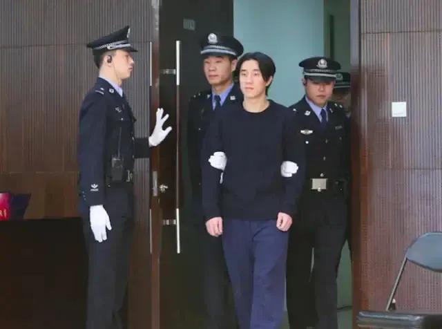 娱乐圈果然复杂！原来除了吴亦凡，还有这么多明星坐过牢