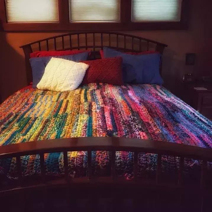 他是非洲弃婴，5岁用钩针，逆袭成美国“全民偶像”，狂吸19万粉