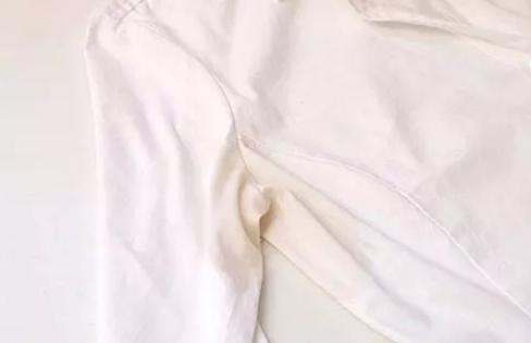 漂白水洗完衣服变黄了怎么补救,白衣服变黄如何洗白小窍门