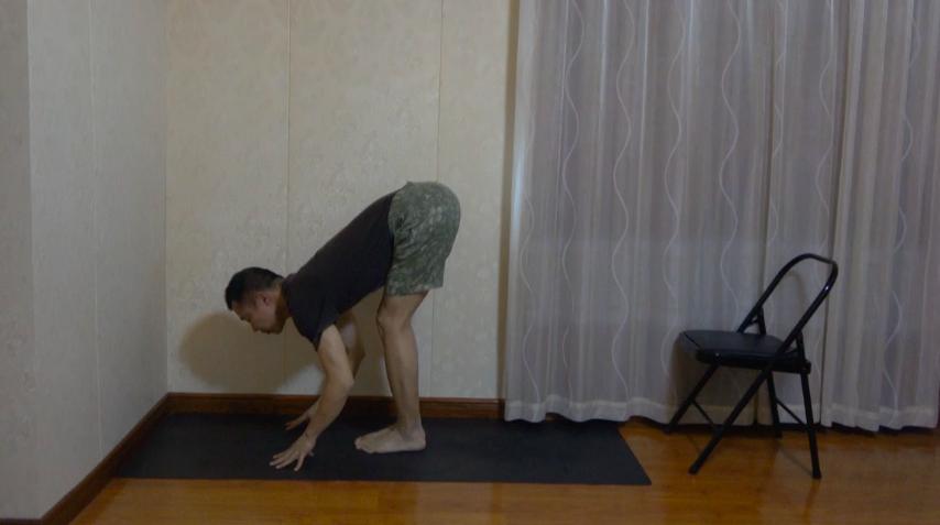 跪立下腰手摸地板基本功训练视频,深入前屈练习技巧