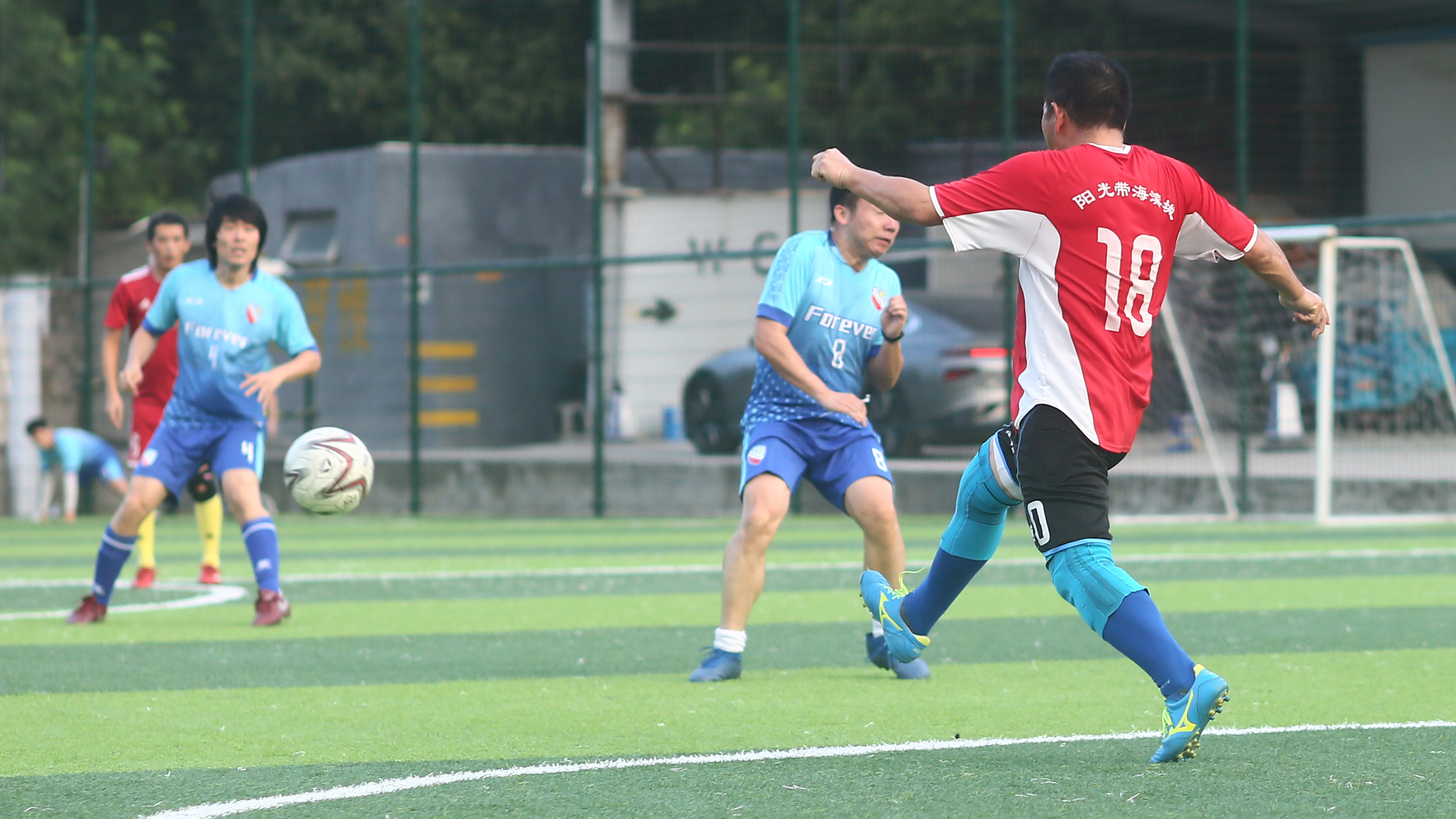 草根足球激烈对抗,深圳草根足球联赛