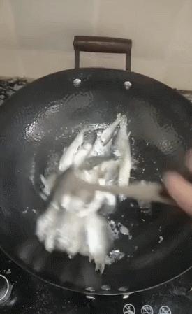 请广大“师奶”引以为戒，打死都不要让你老公入厨房