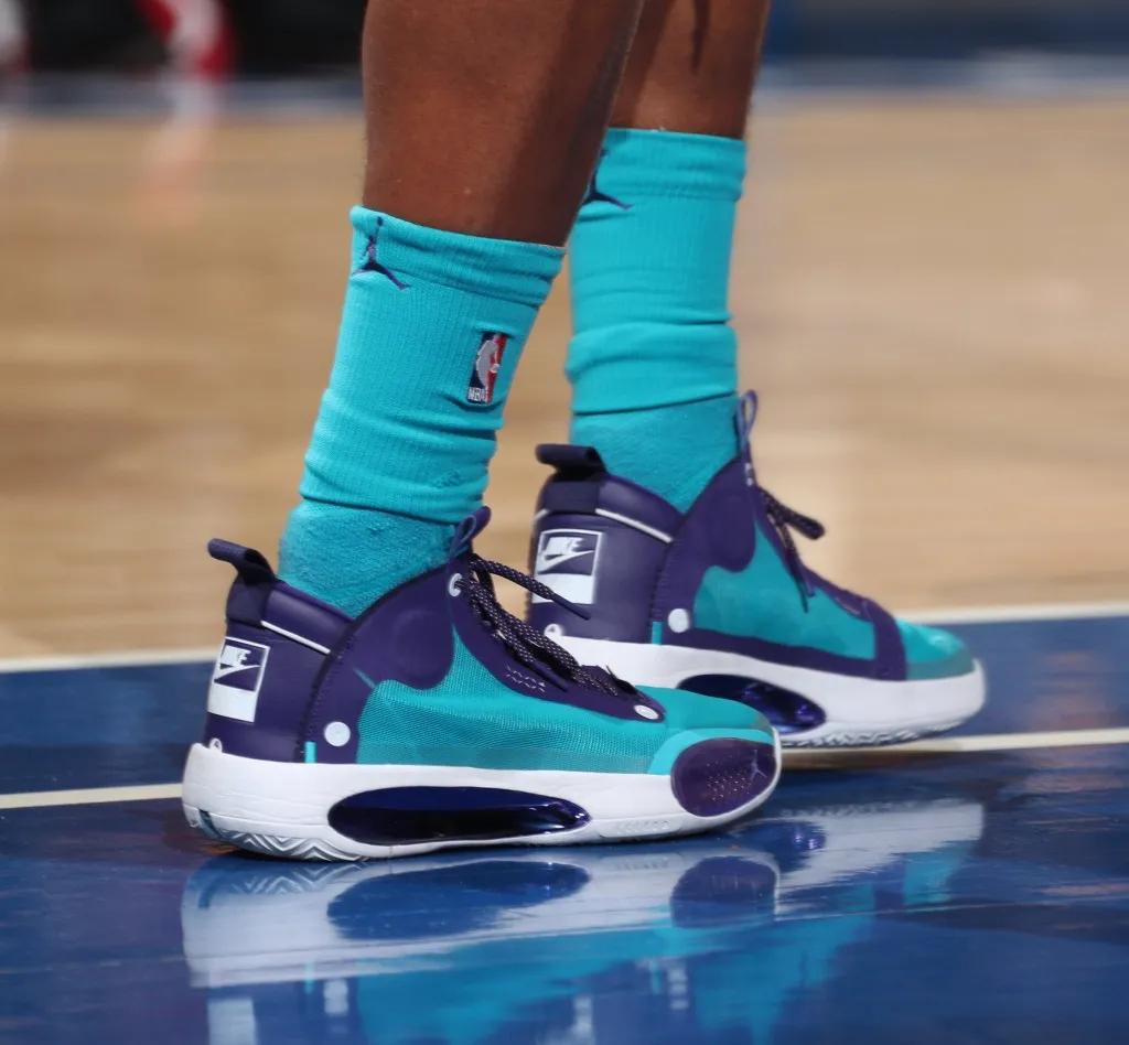 aj黄蜂队配色,nba球员上脚aj11红色