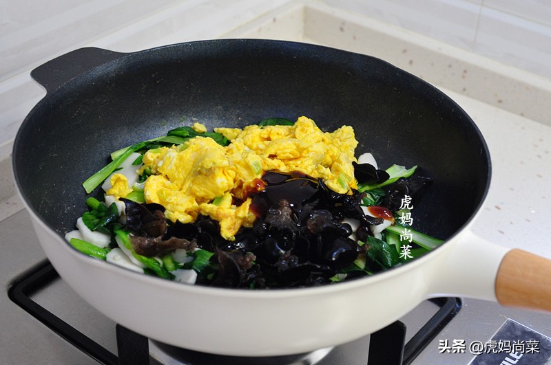 年糕不用煮,加这个三分钟炒的又软又糯又滑,盐都不要,清淡好吃