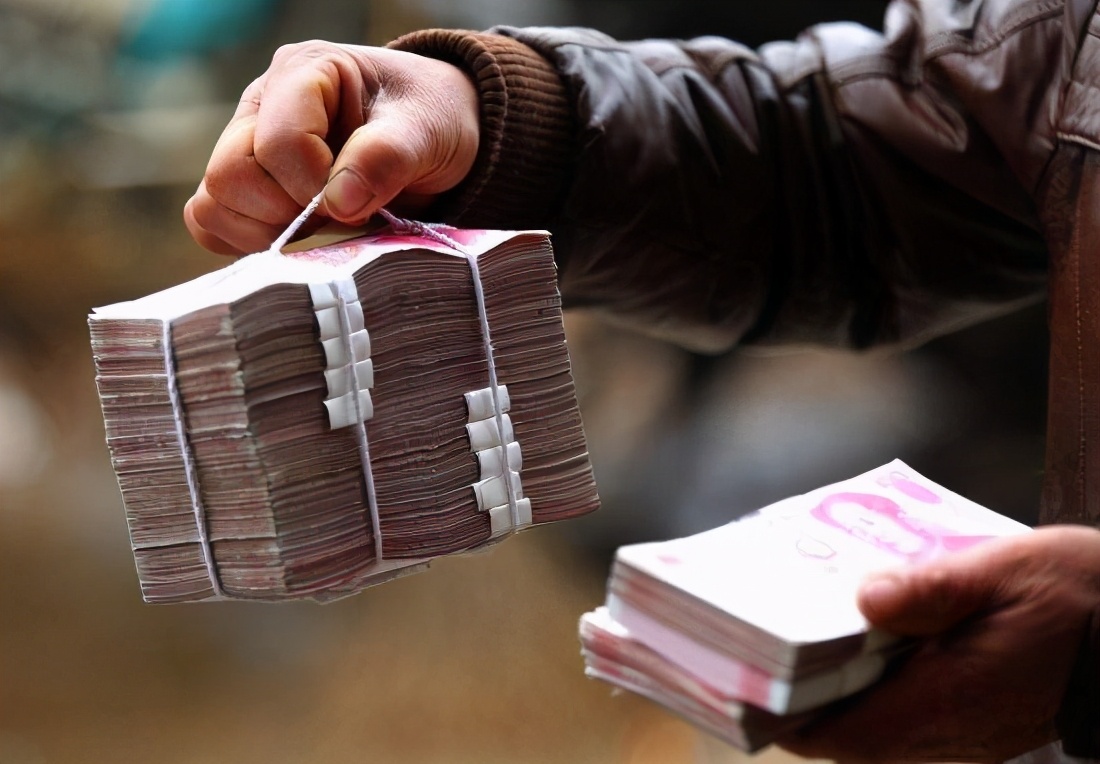 农村小伙养了十只黑鸡,回乡养本地黑鸡的90后小伙