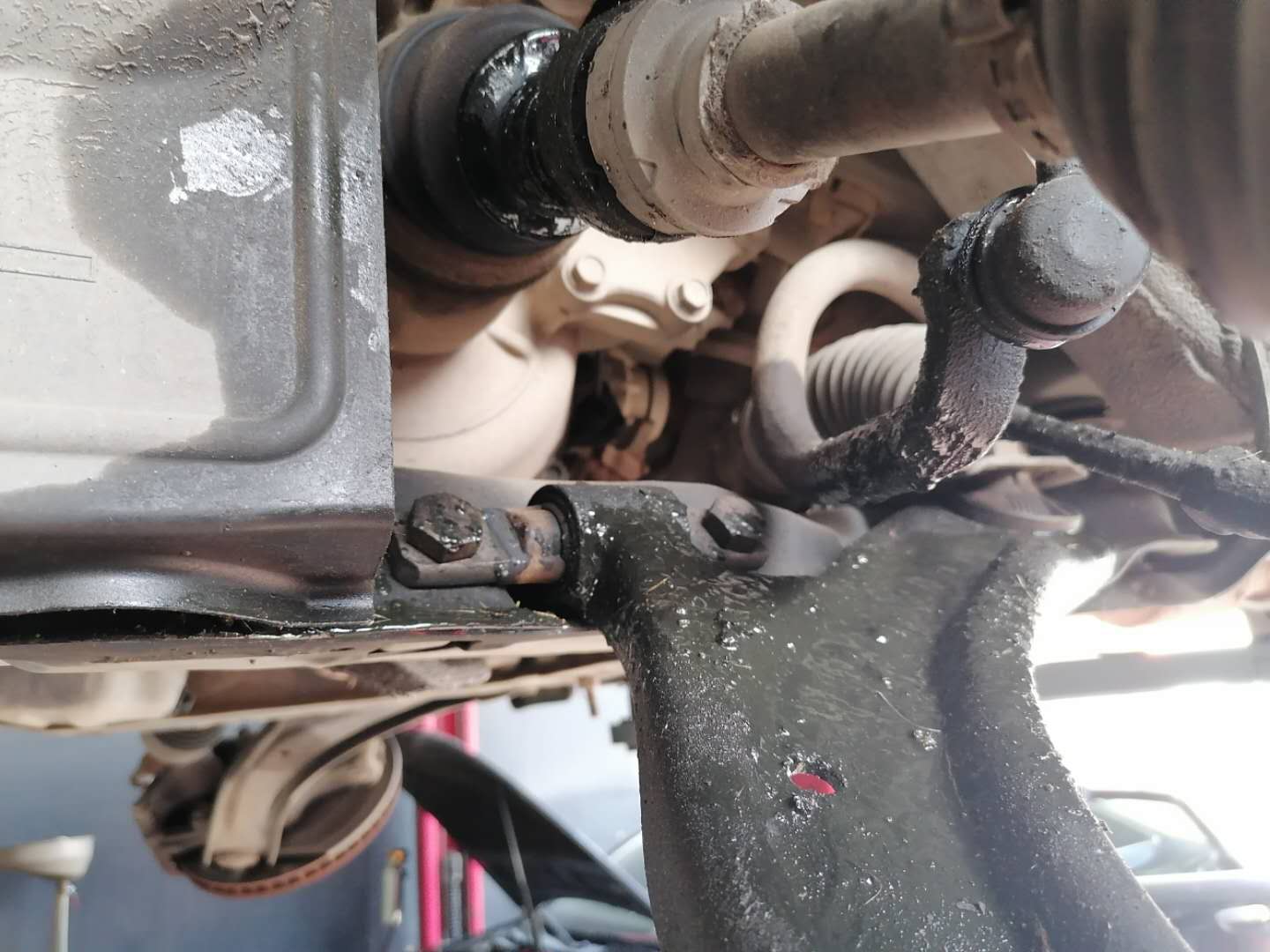 奇骏半轴球笼漏油的后果,奇骏半轴球笼坏了