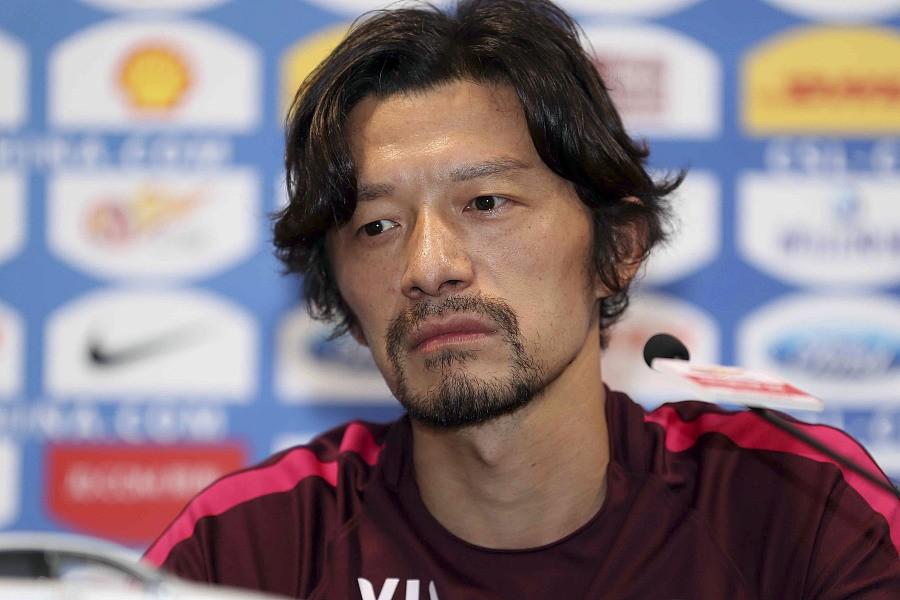 长发飘飘的中国球星!胡歌跟他学扮帅,美女主持拜倒在他的球裤下