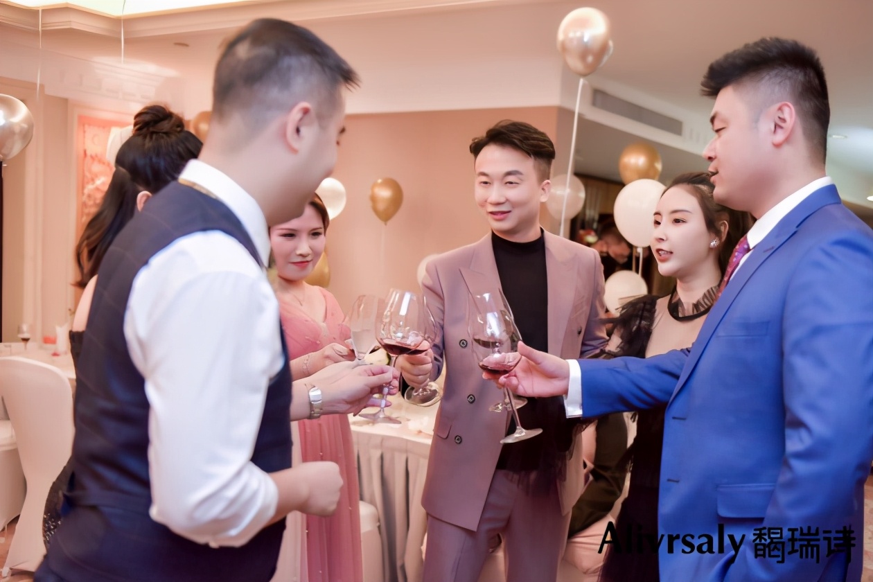 Alivrsaly馤瑞诗品牌携明星助力第二财富沙龙顺利举行