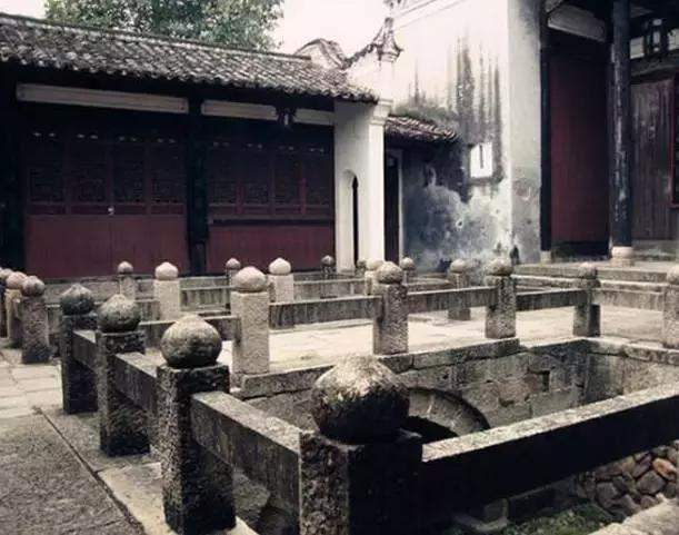 这个村庄一千年前建了个生态下水道，至今旱涝不惧