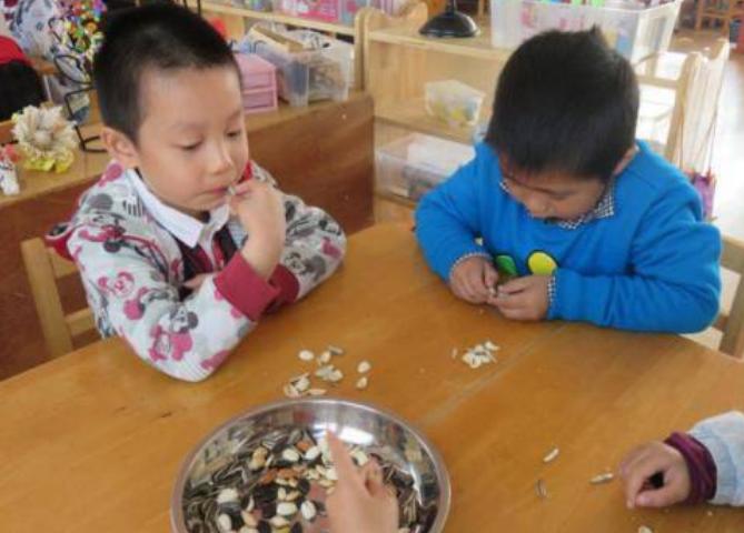 小孩吃坚果窒息,幼儿园孩子吃坚果怕噎到