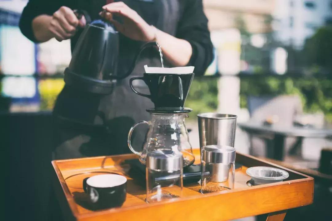 “深圳，女，26岁，月薪7k，负债7W”：假精致，榨干了多少年轻人