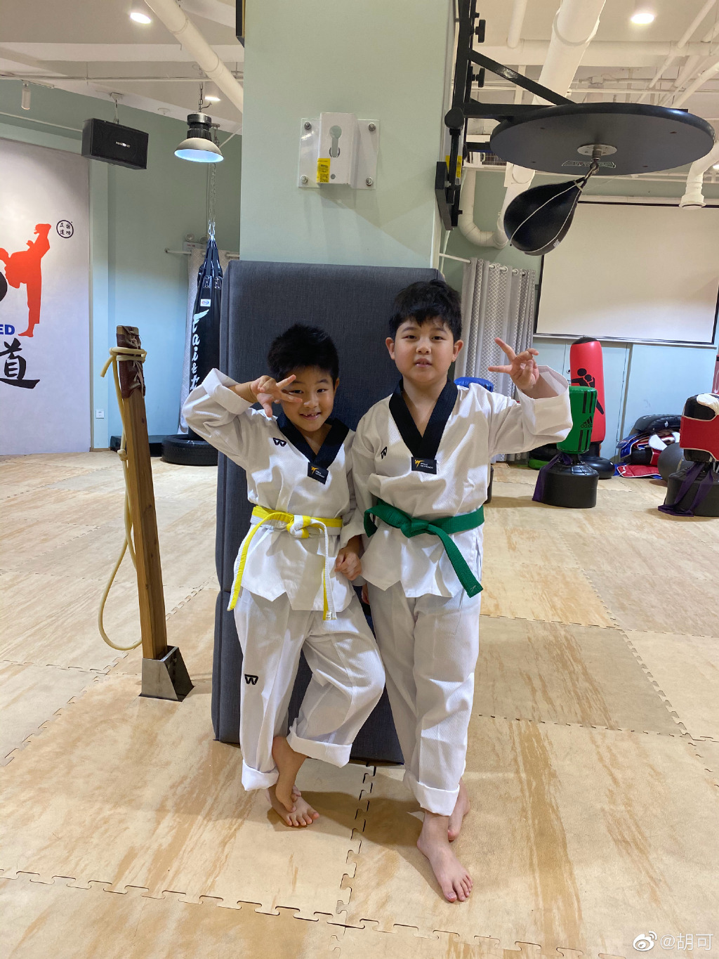 小鱼儿安吉长得帅,安吉小鱼儿最新弹钢琴视频比赛