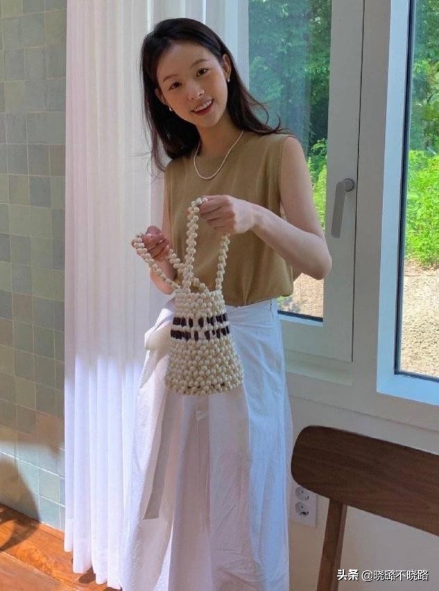 今年流行的t恤裤子搭配2021夏天,今年流行的宽松t恤搭配女