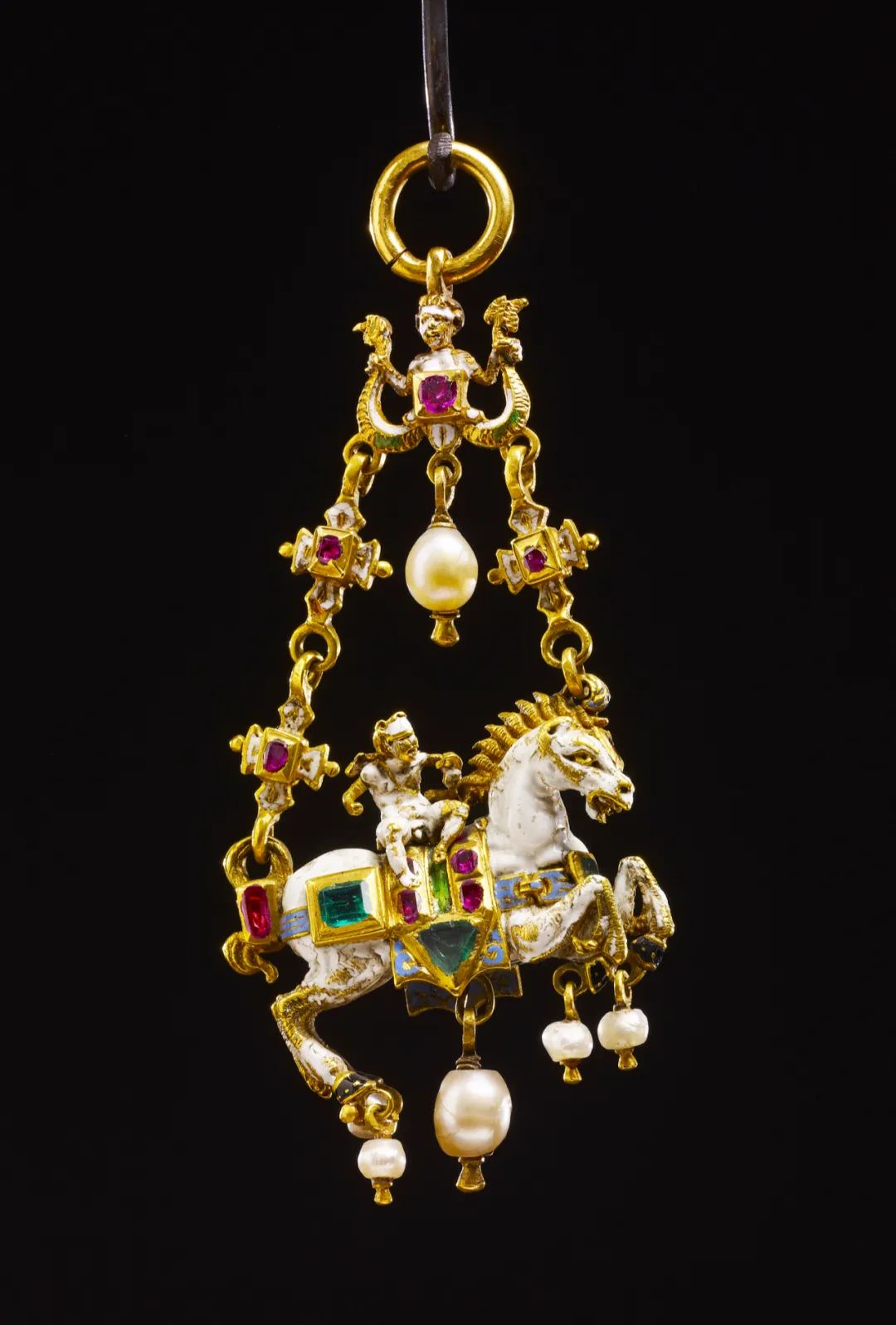 珍珠当牙签，红宝石镶圣经，还是Gucci和香奈儿的灵感缪斯