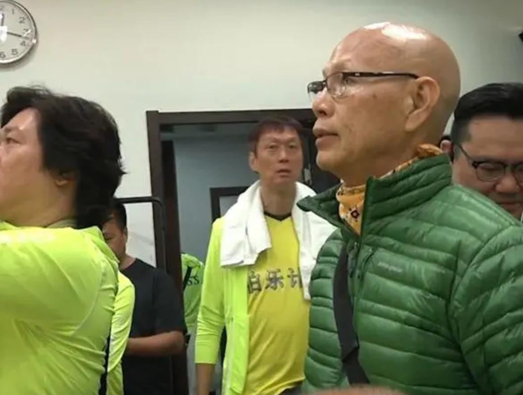 70岁谭咏麟深圳踢球,谭咏麟年轻时踢球视频