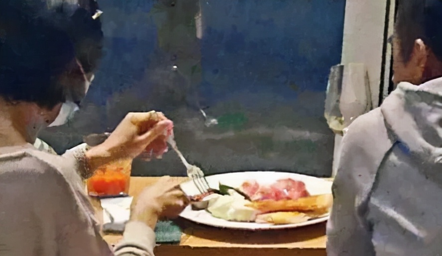 买二手衣服回家补、一张椅子用18年，这8位明星，有钱也没乱花