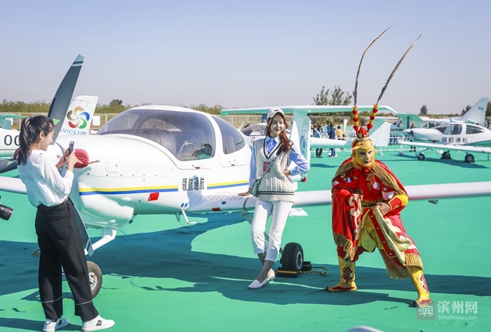 2018时光已走滨州日报90后小美摄影记者定格了您的最美