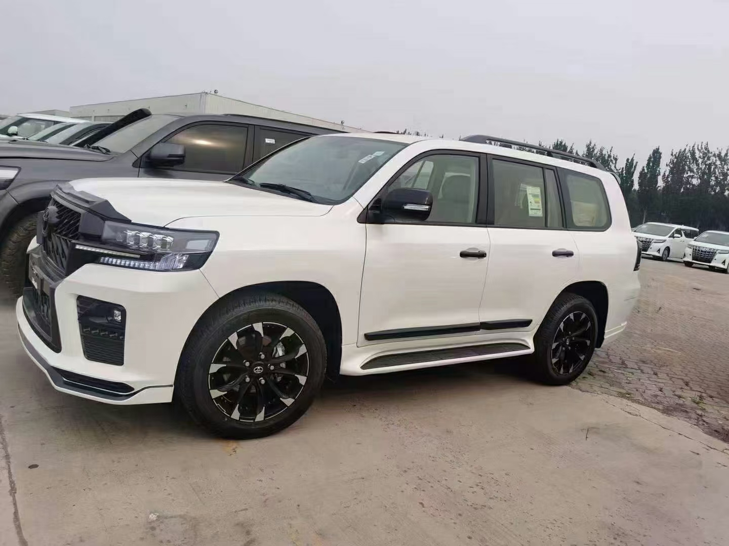 柴油兰德酷路泽实拍！全新灯组+4.5T，越野媲美路虎卫士，真霸气