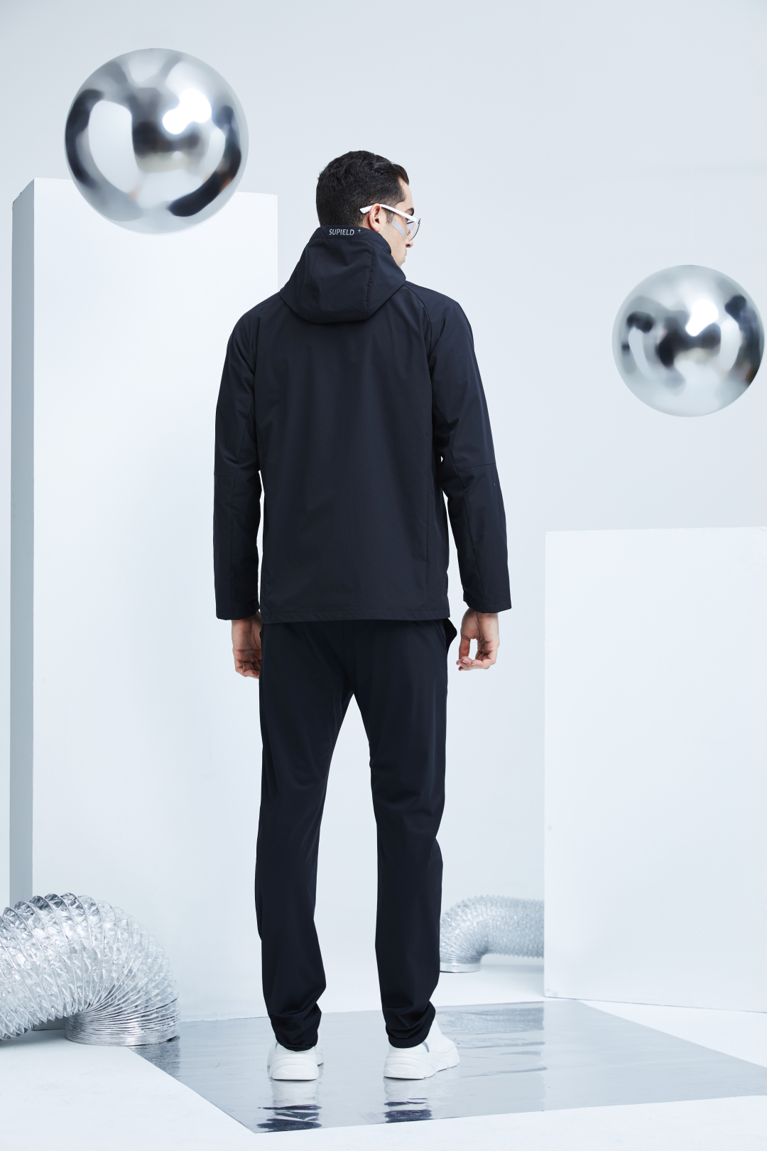 中科院联合素湃造了件“透气雨衣”！防水、防污，脏东西一冲就净