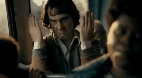 现实中的小丑在跟人类打招呼,世界上的小丑到底有多可怕呢