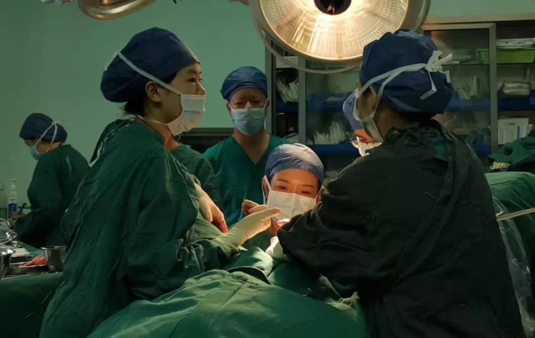 小女孩肚子里长畸胎瘤的原因,14岁女孩长出胎瘤