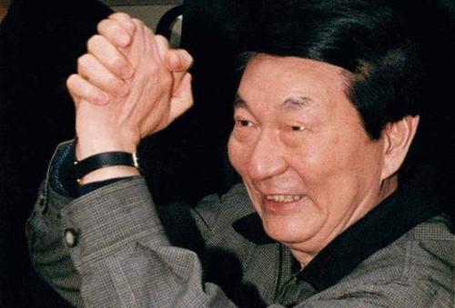 1998年，敬一丹请求*镕基朱**为《焦点访谈》题词，*镕基朱**如何回复？