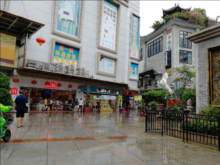 深圳东门批发衣服,买衣服去深圳哪里实体店