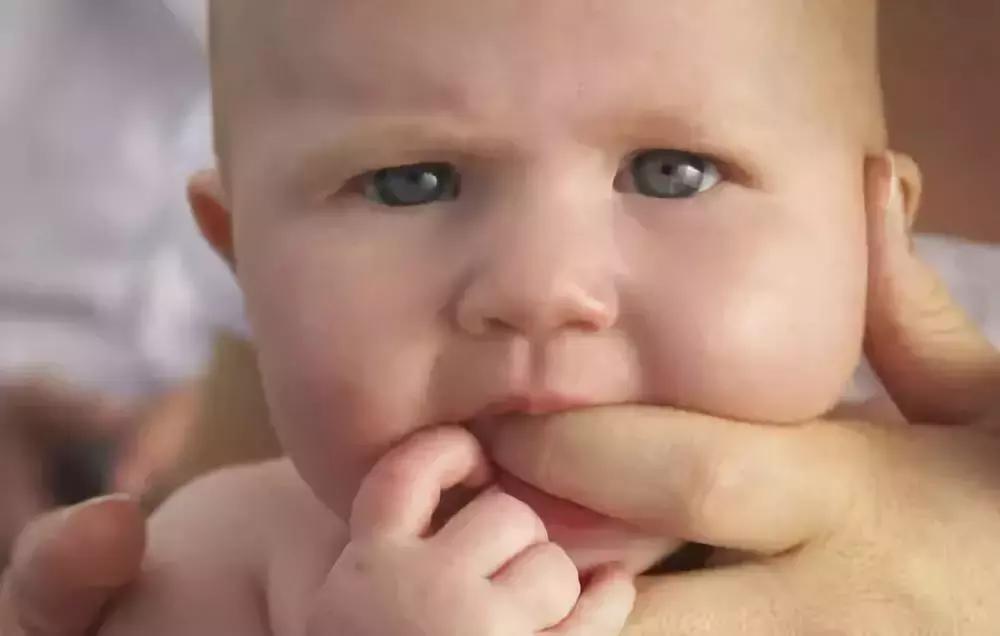 宝宝长牙期妈妈应该做什么,宝宝长牙时需要宝妈补什么