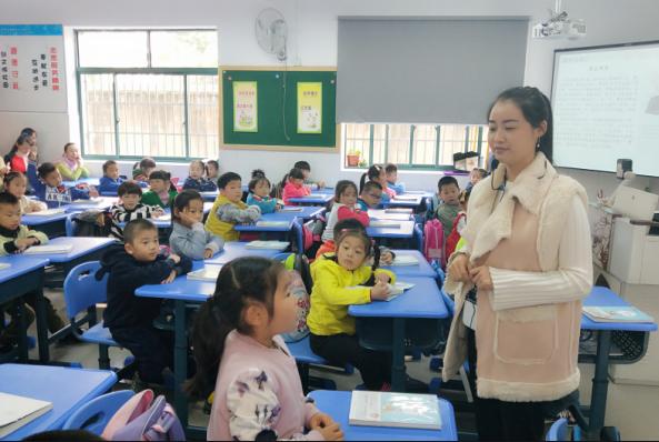 学生名字里全是“马”,老师上课点名“6匹马来了吗”,逗笑网友