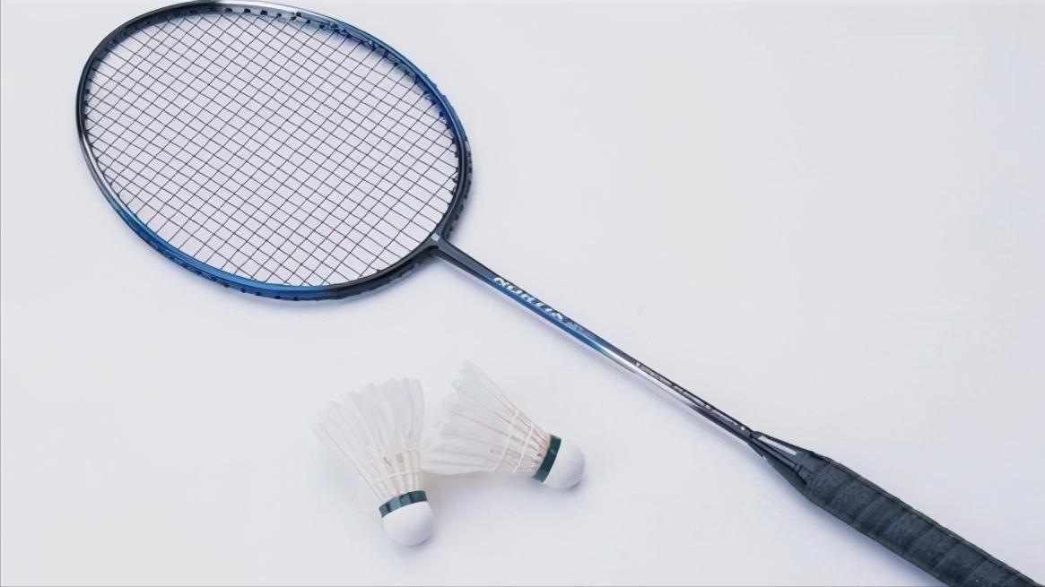 羽毛球入门新手如何选择球拍,羽毛球初学者选球拍怎么选