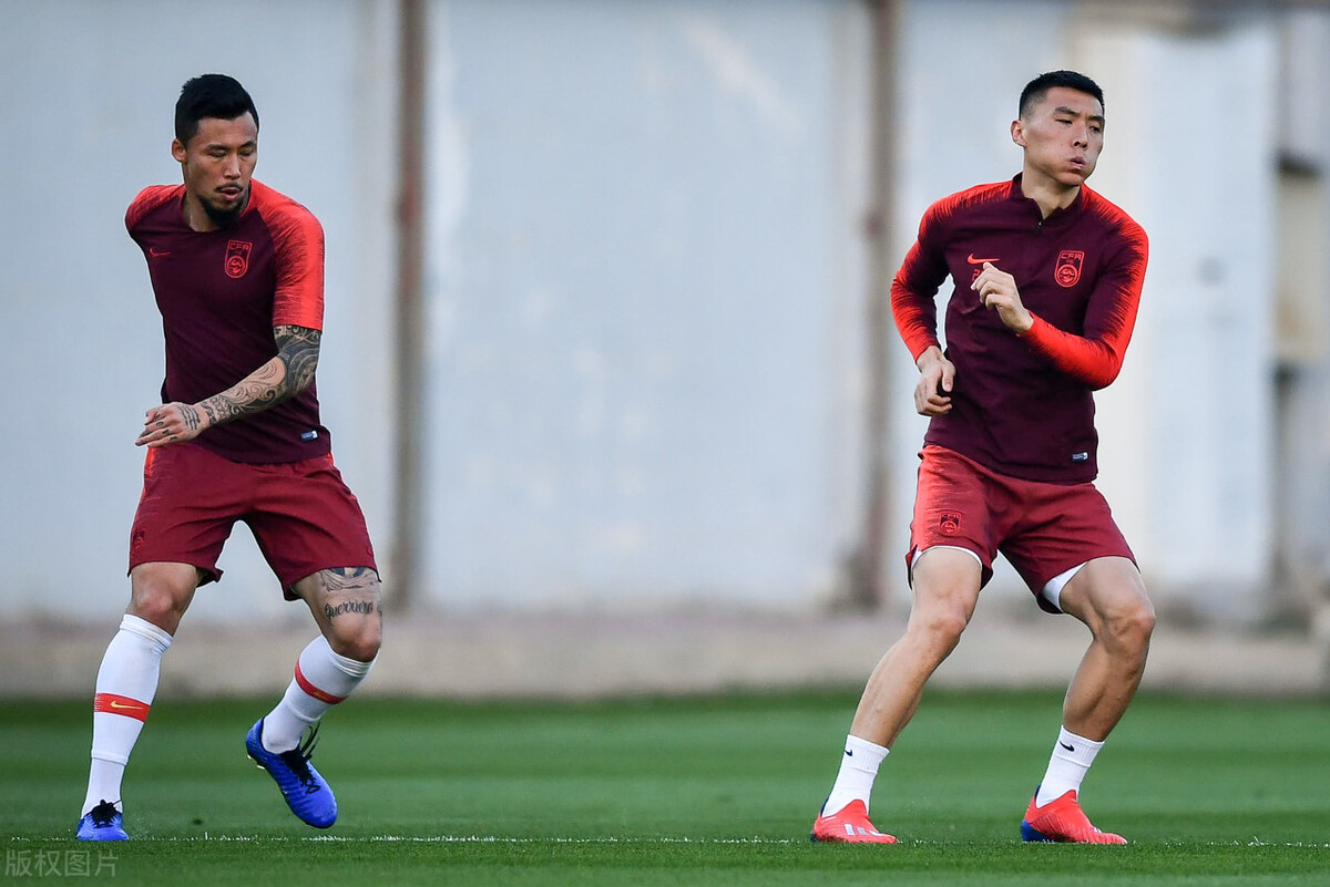 国足集结备战12强赛，集训大名单引争议？理性解读名单与阵容