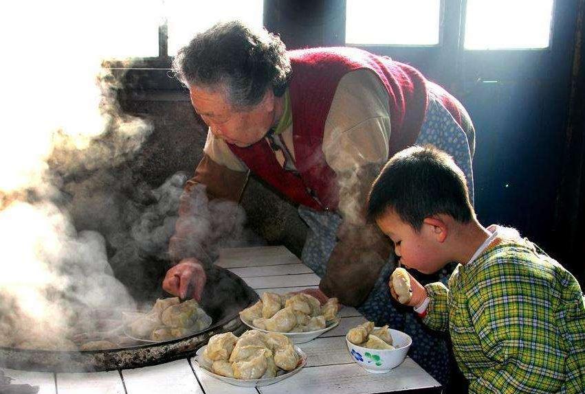 奶奶疼不疼孩子，别光听嘴里说什么，看“这3点”就心里有数了