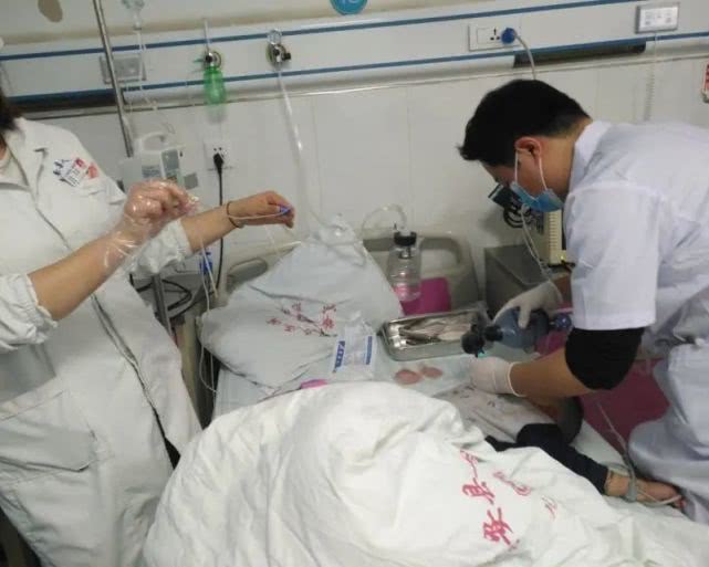 小孩忽然抽搐流汗水怎么回事,小孩抽搐流鼻血是怎么回事