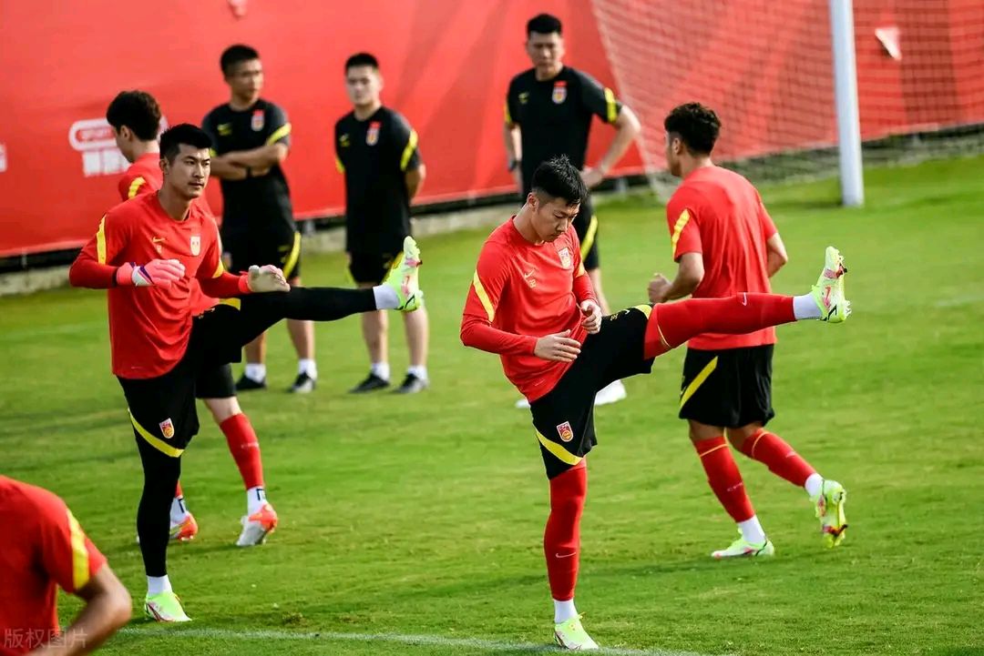 蒿俊闵和张稀哲哪个厉害,张稀哲踢前腰