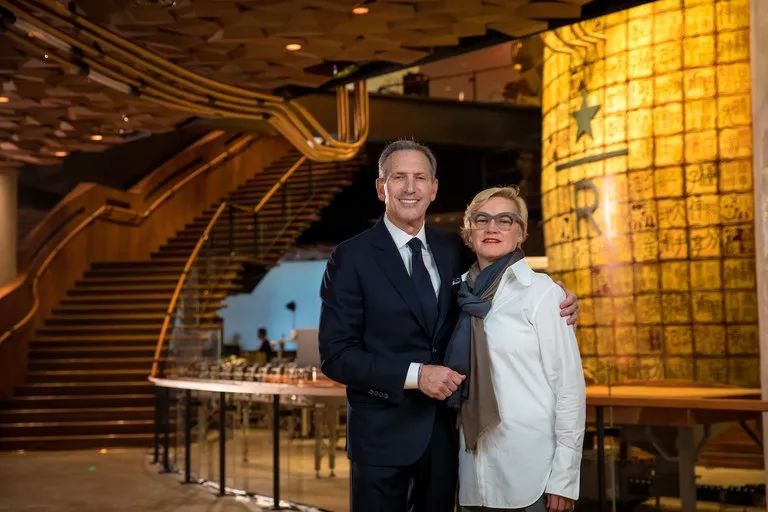 星巴克首席执行官哪里人,星巴克的设计是谁设计的