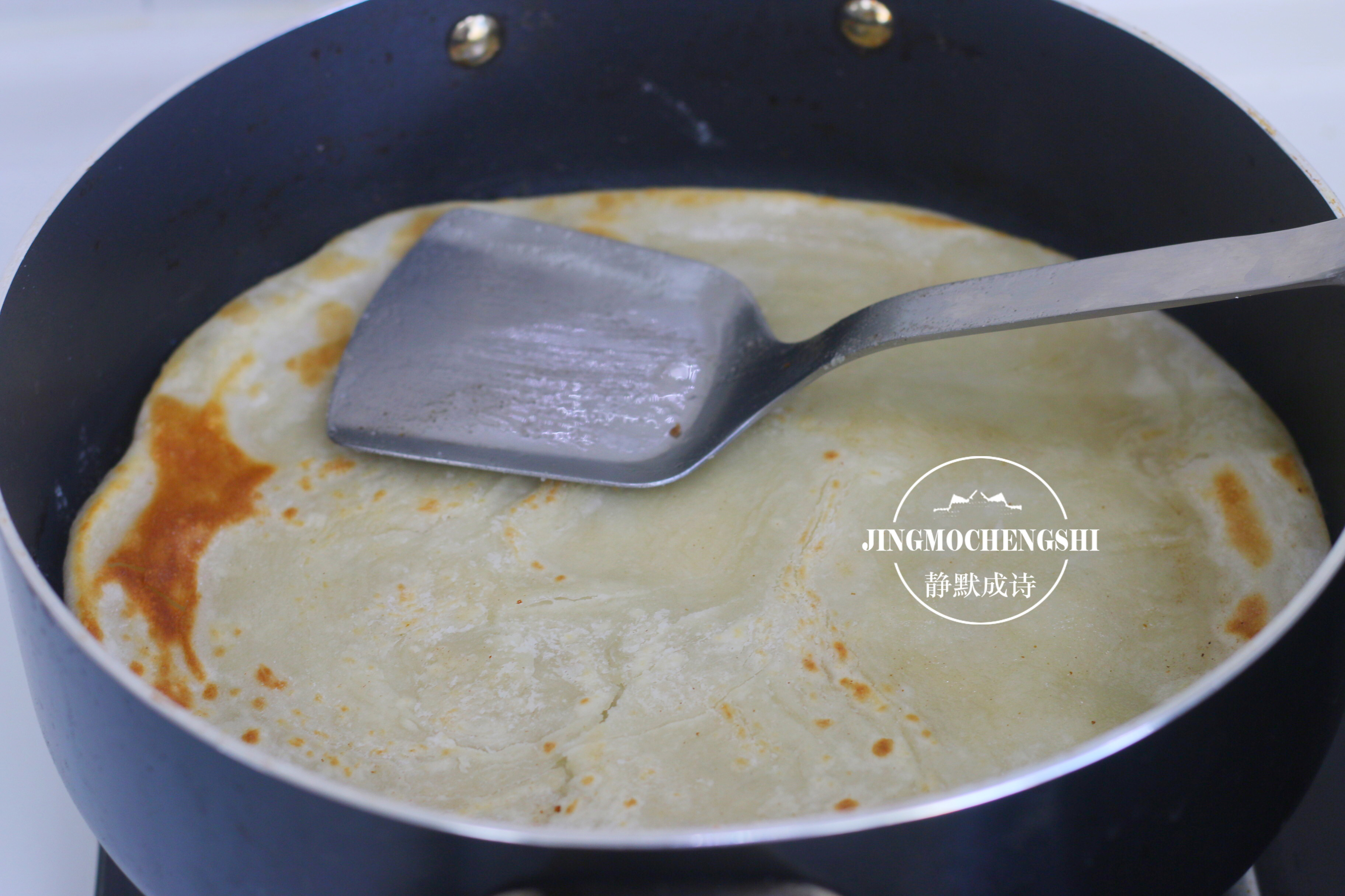 家常烙饼怎样酥香松软和面是关键,烙饼怎么和面才能外酥里嫩