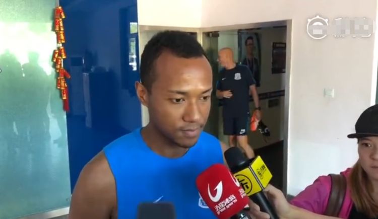 国字号球员“不要叫俺黑人，俺是中国球员！”女友网红范很有气质