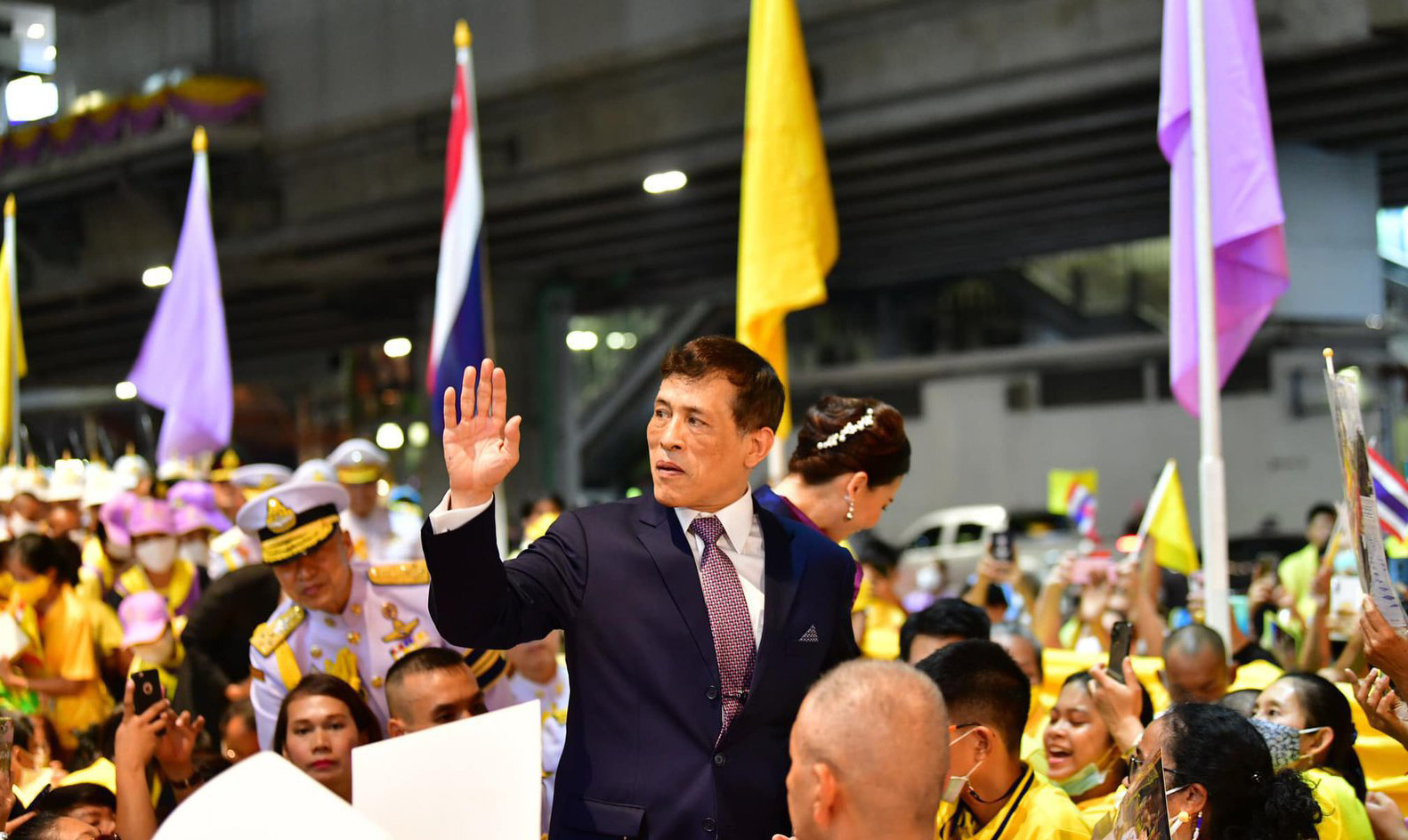 泰国人民很爱国王,拿着国王的签名激动万分,拉玛十世很是欣慰