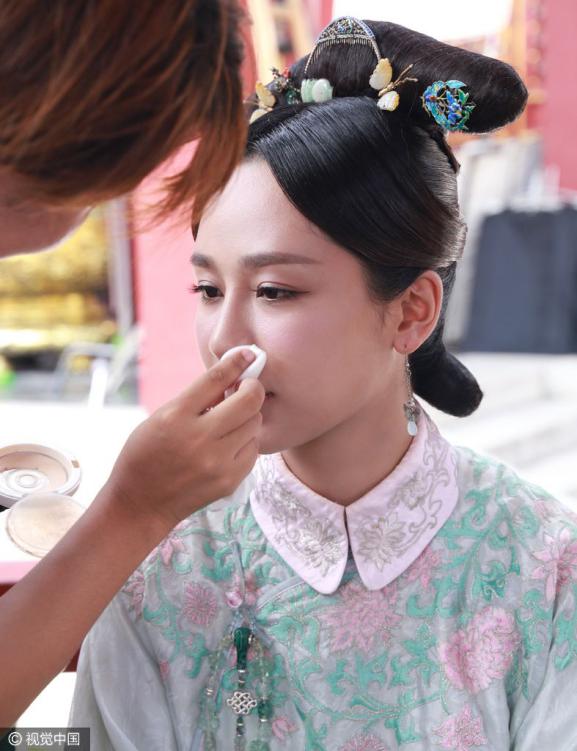 夏天拒绝变成猪刚鬣！防油光，到底是散粉好用还是喷雾？