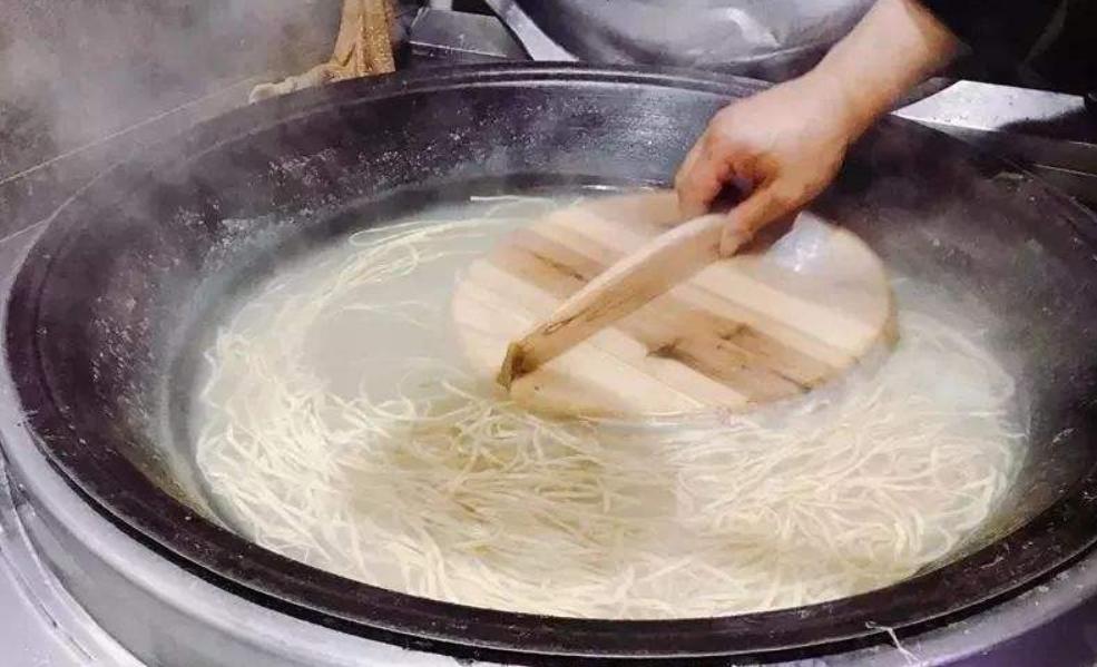 镇江陈记锅盖面和阿亮锅盖面,镇江锅盖面为啥叫锅盖面