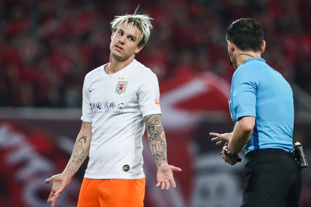 郝伟首发六个边后卫,郝伟面临两难选择泰山队