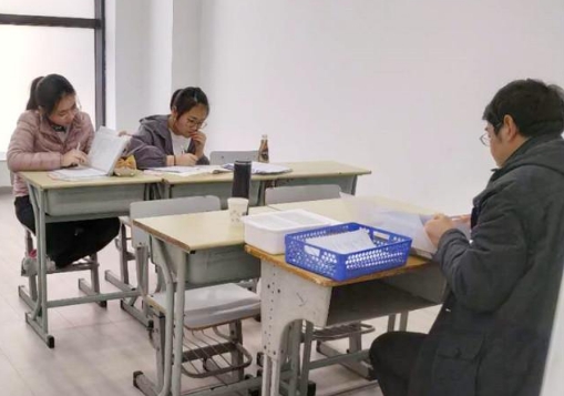 高中一定要上辅导班才能学好吗,高中生报辅导班好还是自学好