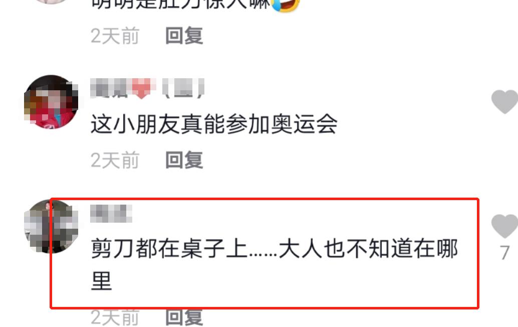 穿尿不湿小孩举杠铃大叫,一个穿尿不湿孩子爬单杠