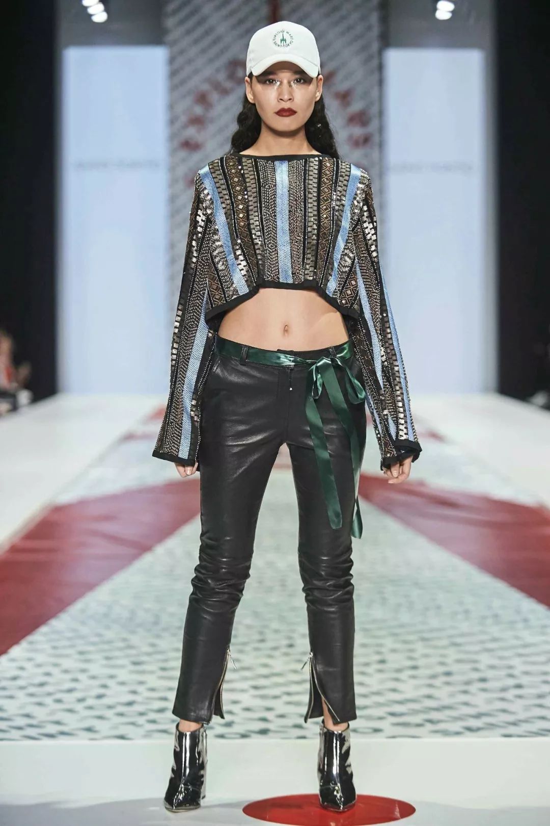 非主流绿皮裤,黑色短皮裤怎么搭配好看