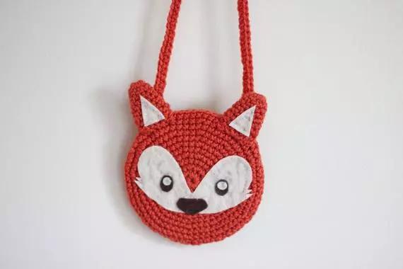 如何钩小包上的小装饰,钩个随身小包包好看