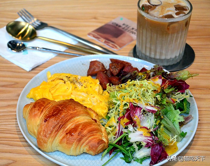 手推咖啡车起家，这家咖啡厅有何秘诀，七年开店遍布鹭岛？